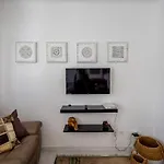 3br House - Parking - Pool - 15 Min Walk To *