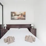 3br House - Parking - Pool - 15 Min Walk To