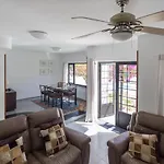Hébergement de vacances 3br House - Parking - Pool - 15 Min Walk To