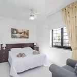 3br House - Parking - Pool - 15 Min Walk To *