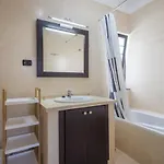 Hébergement de vacances 3br House - Parking - Pool - 15 Min Walk To
