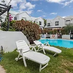 3br House - Parking - Pool - 15 Min Walk To *