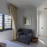 3br House - Parking - Pool - 15 Min Walk To