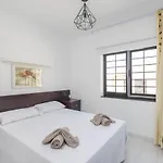 3br House - Parking - Pool - 15 Min Walk To