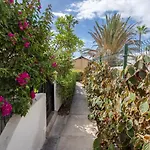 3br House - Parking - Pool - 15 Min Walk To