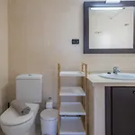 3br House - Parking - Pool - 15 Min Walk To *