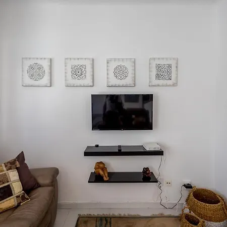 3br House - Parking - Pool - 15 Min Walk To *