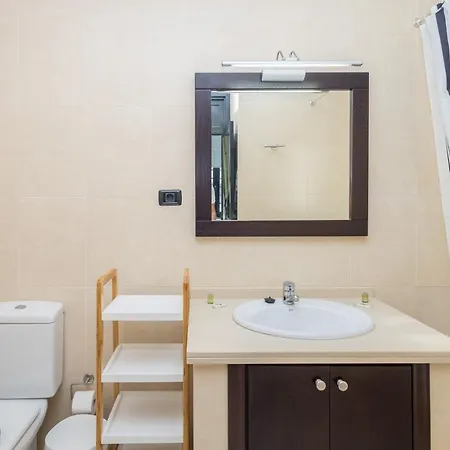 3br House - Parking - Pool - 15 Min Walk To 펜션