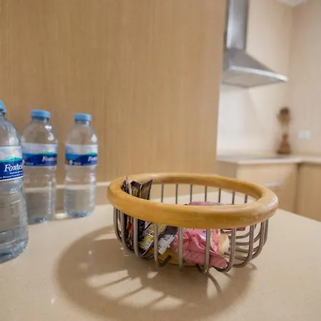 3br House - Parking - Pool - 15 Min Walk To *