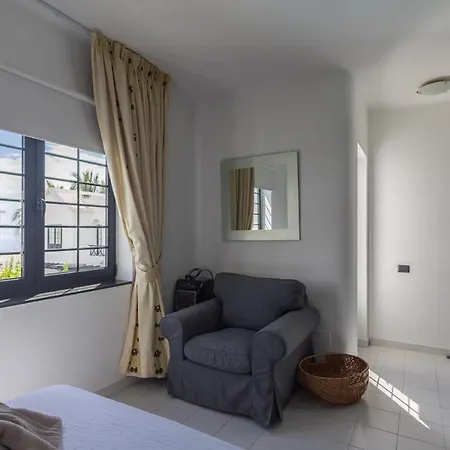 3br House - Parking - Pool - 15 Min Walk To