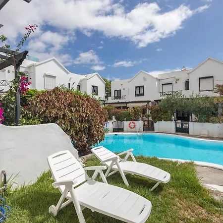 3br House - Parking - Pool - 15 Min Walk To