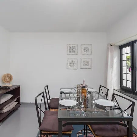 3br House - Parking - Pool - 15 Min Walk To *
