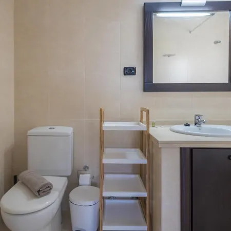 3br House - Parking - Pool - 15 Min Walk To *