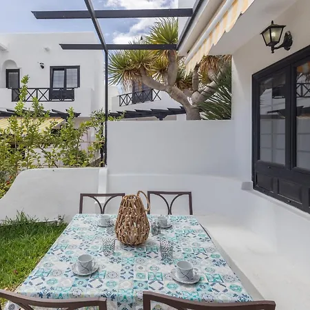 3br House - Parking - Pool - 15 Min Walk To *