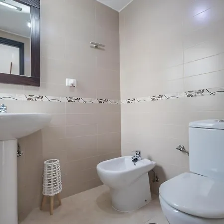 3br House - Parking - Pool - 15 Min Walk To Feriehus