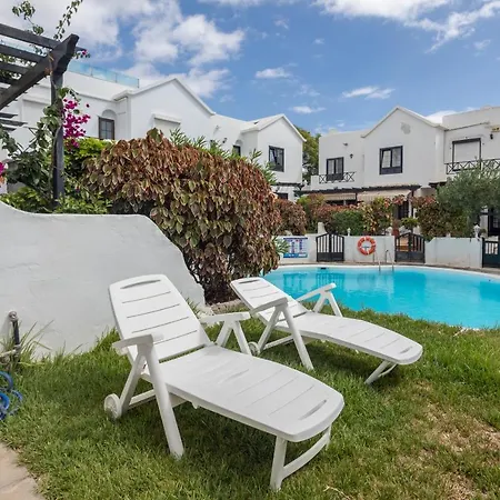 3br House - Parking - Pool - 15 Min Walk To *