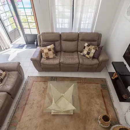 3br House - Parking - Pool - 15 Min Walk To