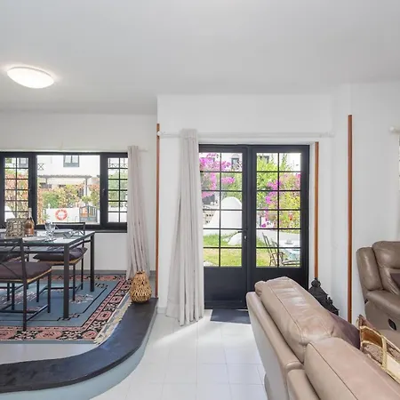 3br House - Parking - Pool - 15 Min Walk To Feriehus