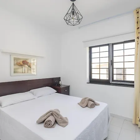 3br House - Parking - Pool - 15 Min Walk To