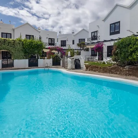3br House - Parking - Pool - 15 Min Walk To