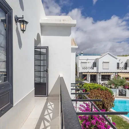 3br House - Parking - Pool - 15 Min Walk To *