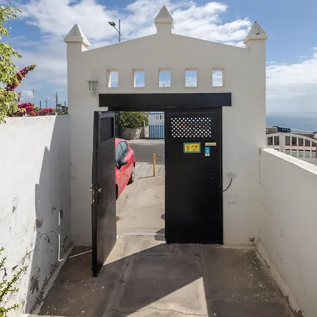 3br House - Parking - Pool - 15 Min Walk To